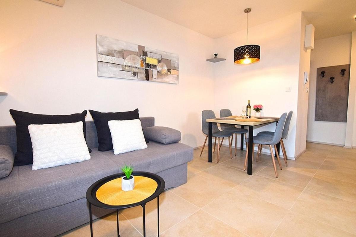 Sole Pula Apartman-Near Beach Bagian luar foto